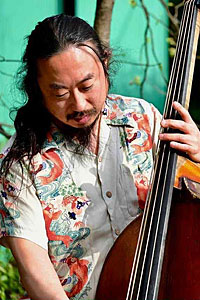 �������u